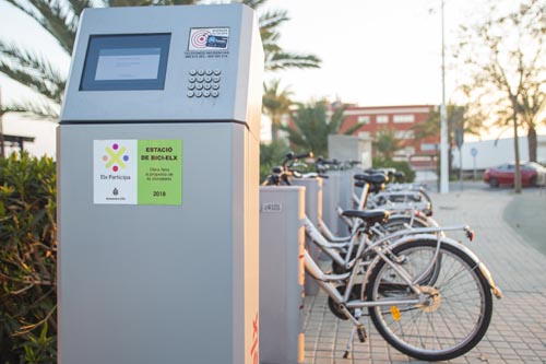 Poste central que permite coger las bicicletas utilizando la tarjeta del servicio