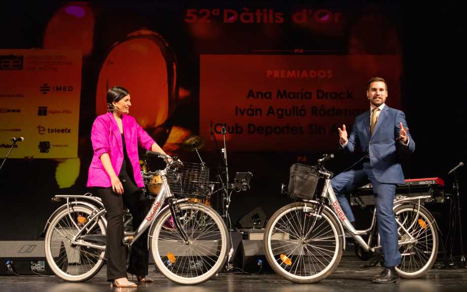 Los presentadores de la gala Datil's d'Ors utilizan las bicicletas de bicielx para el evento