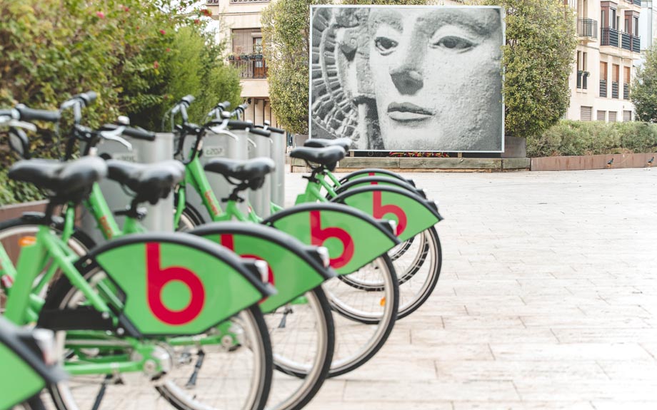 Bicicletas en la Estación de Bicielx con la Dama de Elche al fondo